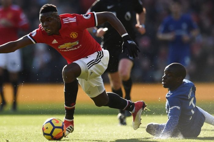 Gelandang Chelsea, N'Golo Kante (kanan), melanggar pemain Manchester United, Paul Pogba, dalam laga Liga Inggris di Stadion Old Trafford, Manchester, pada 25 Februari 2018.