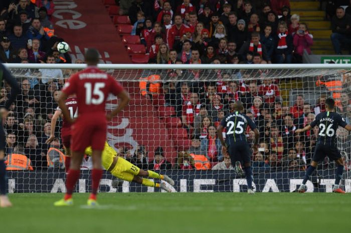 Pemain sayap Manchester City, Riyad Mahrez, gagal mencetak gol dari titik penalti pada laga lanjutan Liga Inggris melawan Liverpool di di Stadion Anfield, Minggu (7/10/2018) malam WIB.