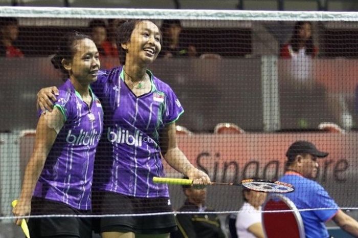 Pasangan ganda putri Indonesia, Della Destiara Harris/Rosyita Eka Putri Sari, ketika tampil pada babak kedua Singapura Terbuka di Singapore Indoor Stadium, Rabu (13/4/2016).