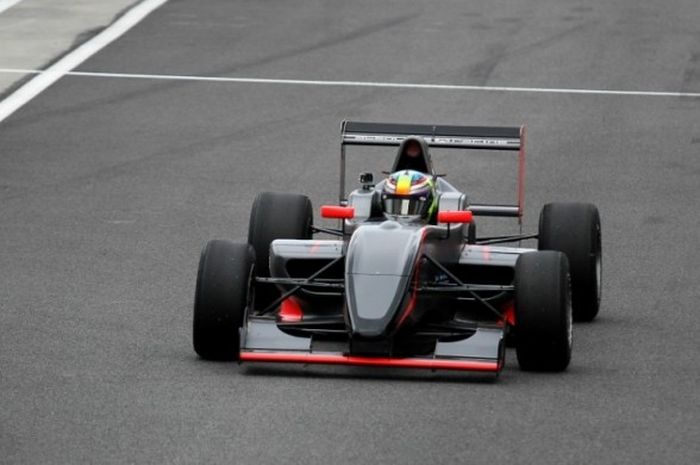 Keanon Santoso, puas dengan hasil uji coba mobil Formula Masters di Sirkuit Sepang, Malaysia, Senin (13/2/2017).