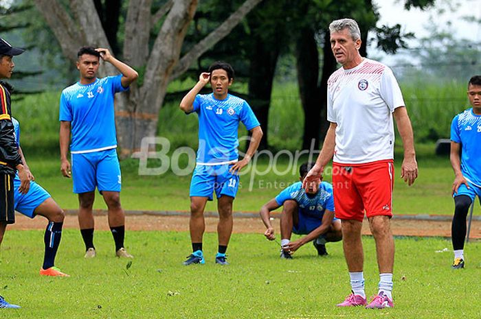 Pelatih fisik Arema FC, Dusan Momcilovic (kanan), bersama pelatih Arema FC, Joko Susilo, memimpin latihan di Lapangan Dirgantara Kabupaten Malang, Jawa Timur, Senin (04/12/2017) sore. 