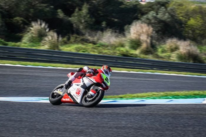 Pebalap Astra Honda Racing Team, Dimas Ekky Pratama, saat menjajal Sirkuit Estoril, Portugal pada ajang Moto2 European Championship.