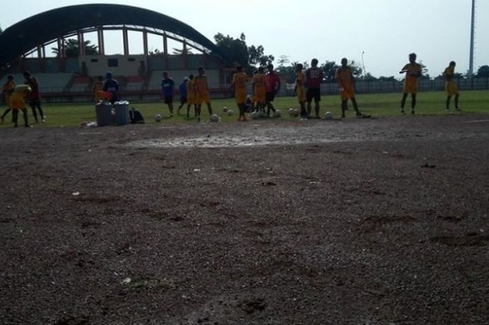Para pemain Persebo Musi Raya berlatih di Stadion Serasan Sekate, Sekayu, Sumatera Selatan pada Selasa (19/7/2016). 