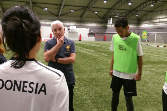 Mantan pelatih Liverpool, Roy Evans, berbincang dengan rombongan Standard Chartered Indonesia seusai sesi latihan di lapangan Akademi Liverpool, di Kirkby, Jumat (17/11/2017).