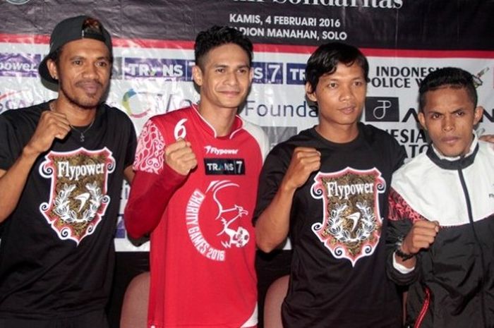 Muhammad Ridhuan (merah) sebelum bermain di Charity Game 2016 untuk laga pertama yang berlangsung di Stadion Manahan, Solo, Kami (4/2/2016). Selain Ridhuan, ada Alfin Tuasalamony (kiri), M. Nasuha, dan Abdul Rahman Lestaluhu (kanan)