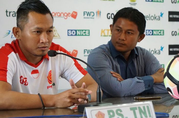 Pelatih anyar PS TNI, Rudy Eka Priyambada (kiri) saat memberi keterangan kepada awak media di sekretariat Persela Lamongan, Kamis (21/9/2017).