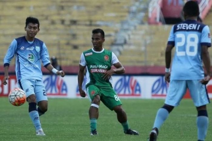 Striker Persela, Dendy Sulistyawan (kiri) mencoba bek PS TNI, Stevanus Bungaran di Stadion Gelora Delta, Sidoarjo, Minggu (30/10/2016). 
