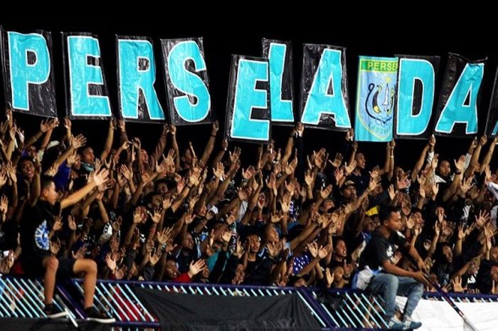 Aksi suporter Persela Lamongan saat mendukung tim kesayangan mereka melawan Madura United dalam laga Torabika Soccer Championship 2016 yang berakhir dengan skor 2-1 di Stadion Surajaya, Lamongan, Jawa Timur (4/11/2016).