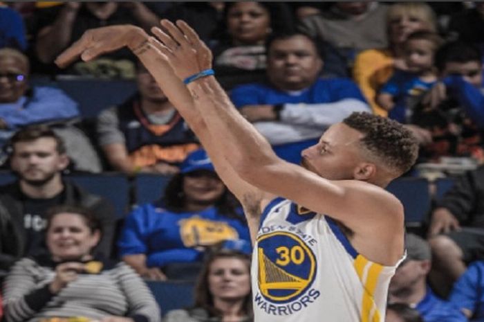 Pemain Golden State Warriors, Stephen Curry, saat beraksi di laga pramusim NBA 2017.