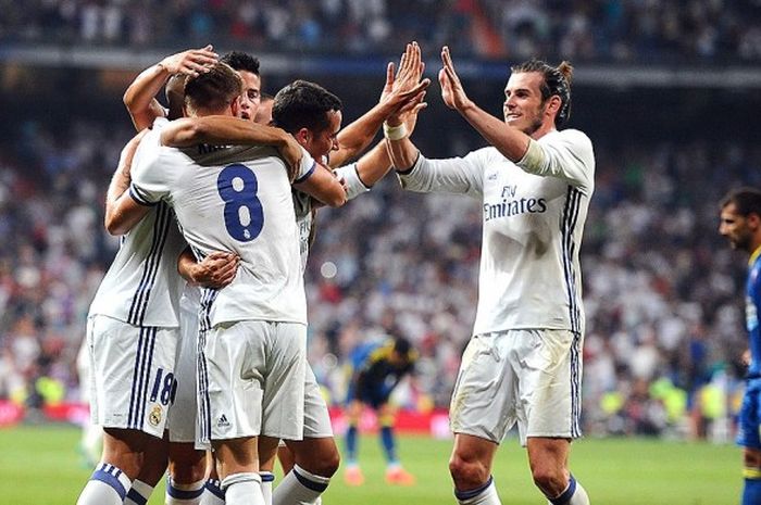 Gelandang Real Madrid, Toni Kroos (8), bersama rekan setimnya merayakan gol yang ia cetak ke gawang Celta Vigo dalam laga lanjutan La Liga 2016-2017 di Stadion Santiago Bernabeu, Madrid, pada 27 Agustus 2016.