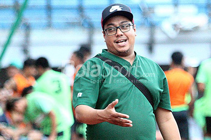 Manajer Persebaya, Chairul Basalamah usai memantau latihan Persebaya sebelum berangkat ke Cikarang, Selasa (7/11/2017) di Gelora Bung Tomo.