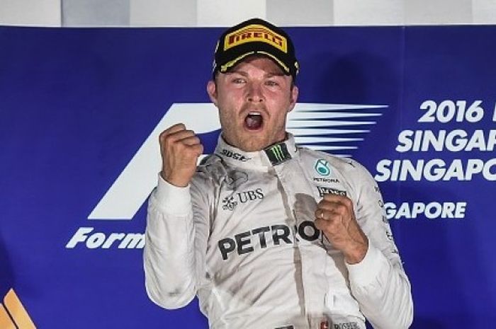 Pebalap Mercedes, Rosberg, bereaksi di podium setelah memenangi GP Singapura di Sirkuit Marina Bay Street, Minggu (18/9/2016).