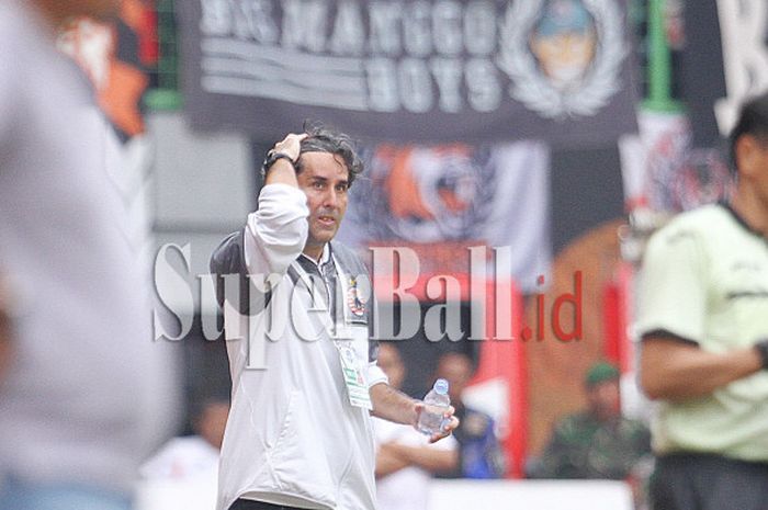 Pelatih Persija Jakarta Stefano Cugurra Teco dalam laga pekan 25 Liga 1 melawan Perseru Serui pada Selasa (19/9/2017) di Stadion Patriot Chandrabhaga, Bekasi, Jawa Barat.