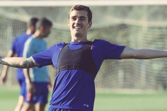 Penyerang Atletico Madrid, Antoine Griezmann, dalam sesi latihan jelang Liga Spanyol kontra Eibar, J