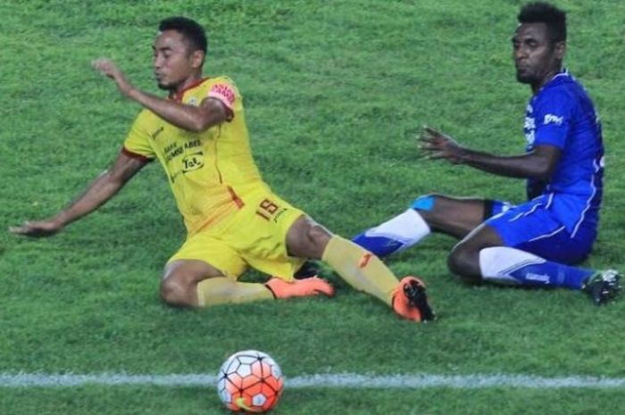 Bek Persib, Rudolof Yanto Basna (kanan) terjatuh bersama gelandang Sriwijaya, Firman Utina di Stadion Si Jalak Harupat, Kab Bandung, Sabtu (30/4/2016). 