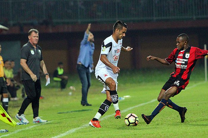 Pelatih Persipura Jayapura, Peter Butler (kiri belakang), mengamati jalannya laga uji coba antara Madura United melawan Persipura Jayapura di Stadion Gelora Ratu Pamelingan, Jawa Timur, Minggu (18/3/2018).
