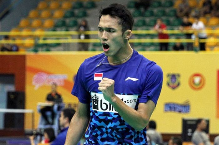  Pebulu tangkis tunggal putra Indonesia, Jonatan Christie, bereaksi setelah memenangi laga atas Kidambi Srikanth, 21-17, 21-17 pada laga terakhir penyisihan Grup D melawan India pada Kejuaraan Beregu Asia 2018 di Stadium Sultan Abdul Halim, Kamis (8/2/2018). 