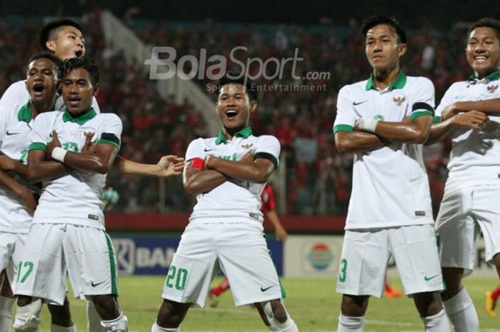 Amiruddin Bagus Kahfi Alfikri (tengah/20) merayakan gol bersama rekan-rekannya di timnas U-16 Indonesia saat menghadapi Kamboja di laga Grup A Piala AFF U-16 2018 di Stadion Gelora Delta, Sidoarjo, Senin (6/8/2018)