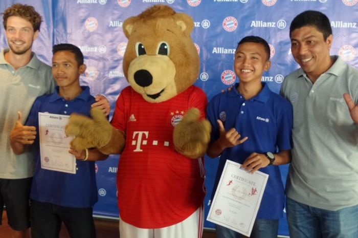 Dua pemenang seleksi AJFC 2016 Asia Camp asal Indonesia, Haikal (kedua dari kanan) dan Rifqy, diapit oleh Giovane Elber (kanan) dan pelatih dari akademi Bayern Muenchen, Max Knauer, serta maskot Bayern, Berni (tengah), dalam acara jumpa pers di Badung, Bali, 22 Juli 2016.