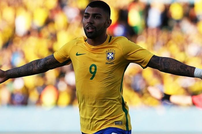 Aksi selebrasi penyerang Brasil, Gabriel Barbosa, usai menjebol gawang Jepang dalam duel uji coba di Serra Dourada, Goiania, 30 Juli 2016.