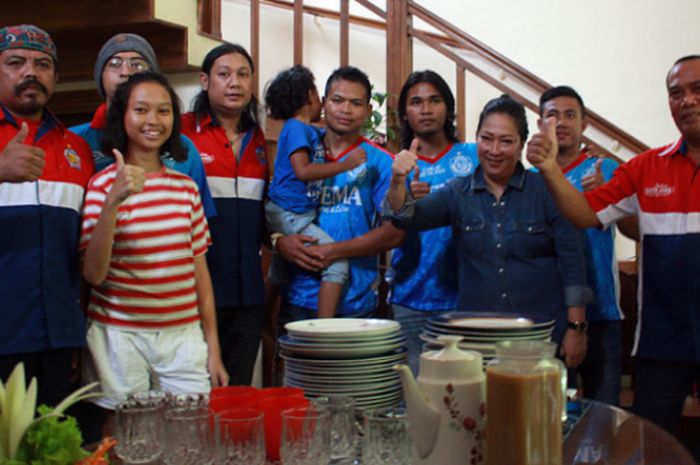 Istri pendiri Arema, Lucky Acub Zainal, Novi (empat dari kanan) saat memperkenalkan pemain dan jersey baru Arema Indonesia Jalan Lembah Tidar, No 1 Kota Malang pada Minggu (29/5/2016).