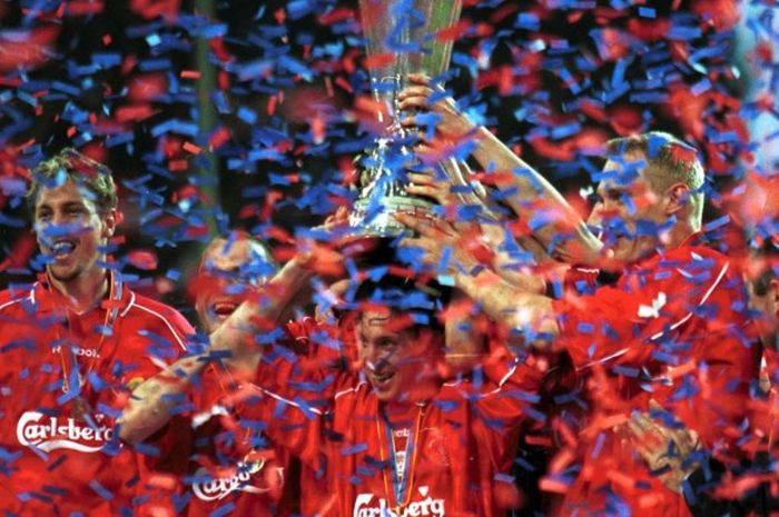 Para pemain Liverpool FC merayakan keberhasilan meraih gelar juara Piala UEFA atau Liga Europa 2001