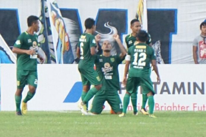 Striker Persebaya, David da Silva (tengah) sedang dikerumuni rekannya saat merayakan gol ke gawang Persela pada laga pekan kedua Liga 1 2018 di Stadion Surajaya, Lamongan, 30 Maret 2018.