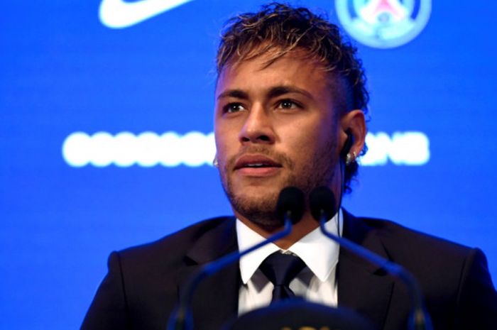 Striker Paris Saint-Germain, Neymar, berbicara dalam konferensi pers di Parc des Princes Stadium, Paris, Prancis, pada 4 Agustus 2017.