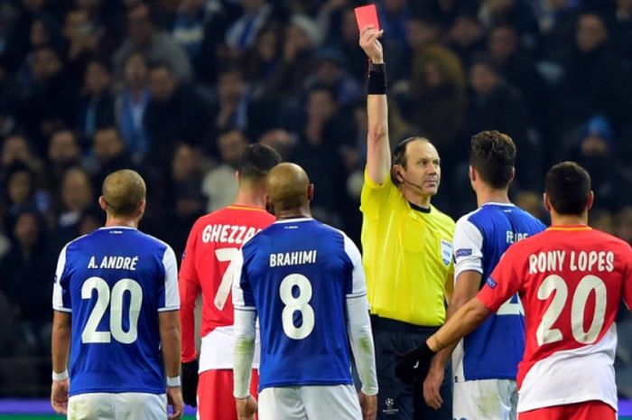 Wasit Jonas Eriksson mengusir pemain FC Porto, Felipe, dalam partai Liga Champions lawan AS Monaco di Dragao Stadium, Porto, 6 Desember 2017.