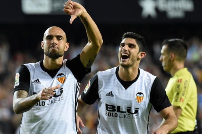 Selebrasi Simone Zaza (kiri) selepas mencetak gol Valencia ke gawang Sevilla pada laga Liga Spanyol di Mestalla Stadium, Valencia, 21 Oktober 2017.