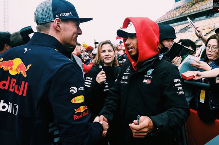 Pebalap Red Bull, Max Verstappen (kiri) bertemu dengan pebalap Mercedes, Lewis Hamilton (kanan) di sirkuit Shanghai, China, selepas perselisihan yang terjadi di GP Bahrain.