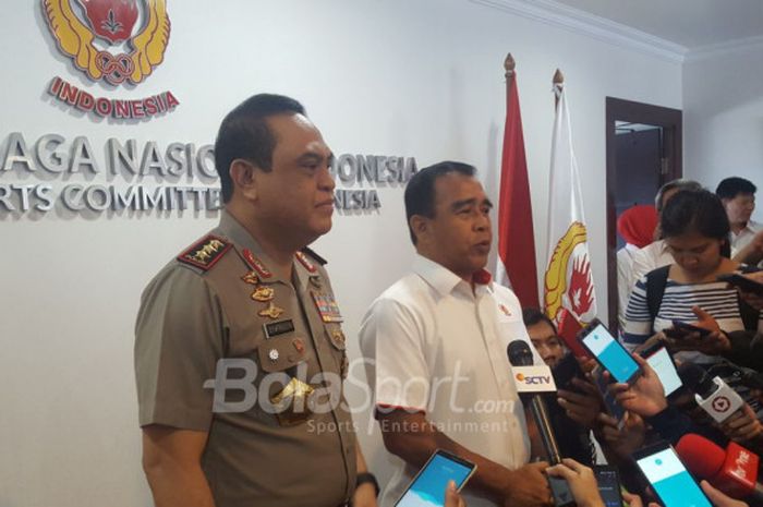 Chief de Mission Indonesia di ajang Asian Games 2018 Komisaris Jenderal Polisi Syafruddin dan Ketua KONI Tono Suratman saat sedang membicarakan soal persiapan Asian games 2018 di Gedung KONI, Senayan, Jakarta, (08/01/2018).