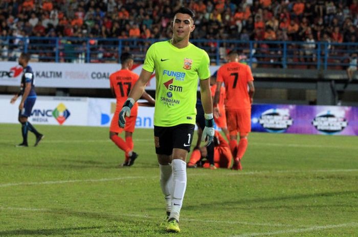 Kiper muda Borneo FC Nadeo Aggrawinata, saat tampil di laga Borneo FC vs Arema pada ajang Piala Gubernu Kaltim 2018, Minggu (25/2/2018).