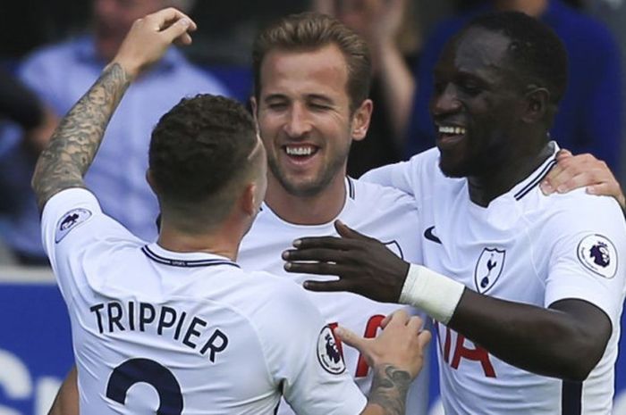 Selebrasi pemain Tottenham, Harry Kane, pada laga Liga Inggris kontra Everton di Stadion Goodison Park, Sabtu (9/9/2017).