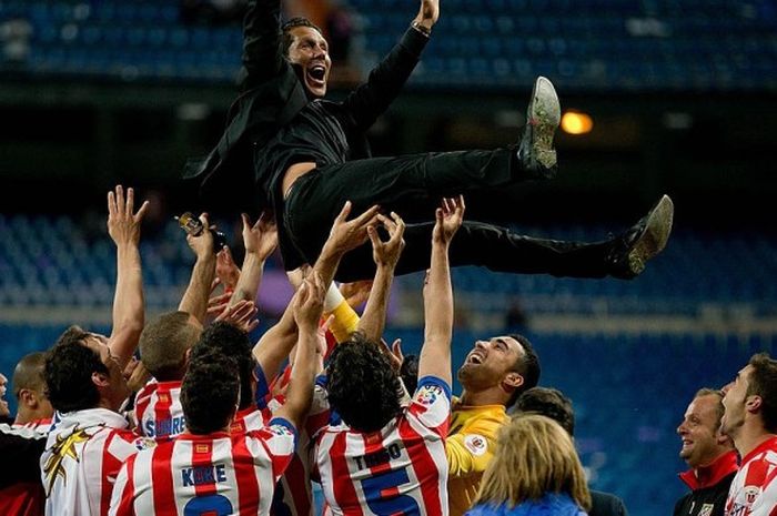 Para pemain Atletico Madrid merayakan kemenangan bersama Diego Simeone setelah memenangi pertandingan Copa del Rey melawan Real Madrid di Estadio Santiago Bernabeu, 17 Mei 2013. 