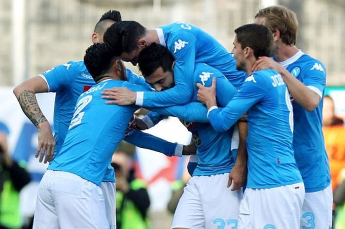 Para pemain Napoli merayakan gol pembuka ke gawang Frosinone, 10 Januari 2016.