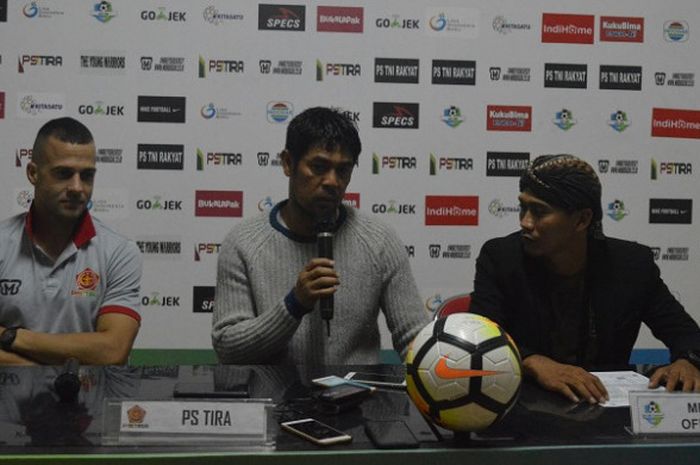 Pelatih PS Tira, Nil Maizar, saat memberikan keterangan pada sesi jumpa pers seusai pertandingan melawan Persela Lamongan di Stadion Sultan Agung (SSA), Bantul, Minggu (28/10/2018).