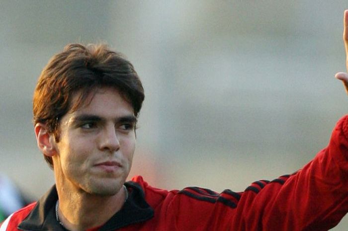  Gelandang AC Milan, Ricardo Kaka, memberi salam kepada para fans di Yokohama pada 7 Desember 2007 saat AC Milan berpartisipasi di Piala Dunia Klub. 