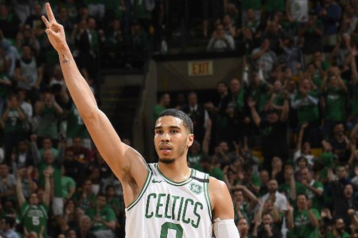 Selebrasi Jayson Tatum saat membela Boston Celtics pada laga kelima final wilayah timur NBA 2017/18 