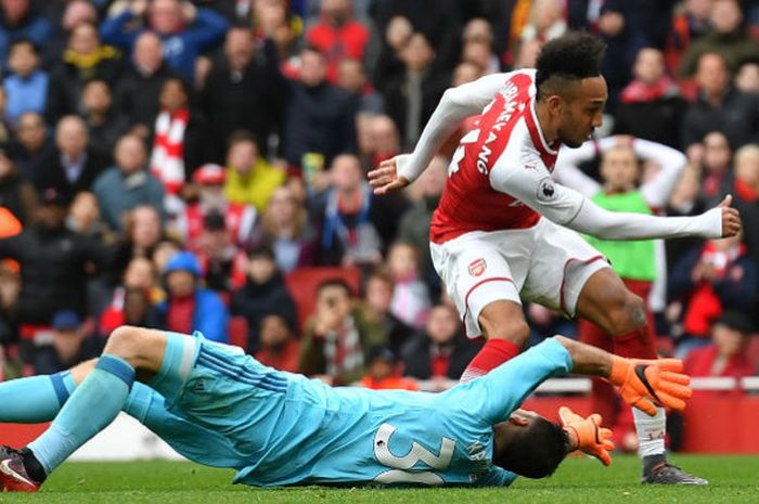 Penyerang Arsenal, Pierre-Emerick Aubameyang, mencetak gol ke gawang Watford FC pada laga Liga Inggris di Stadion Emirates, Inggris, Minggu (11/3/2018).