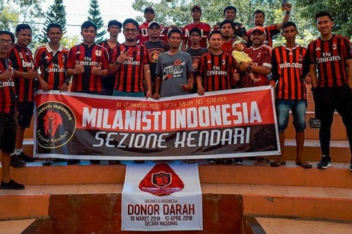 Milanisti Indonesia Sezione Kendari saat berpose bersama dalam acara donor darah yang digelar untuk peringatan ulang tahun Milanisti Indonesia ke-15.