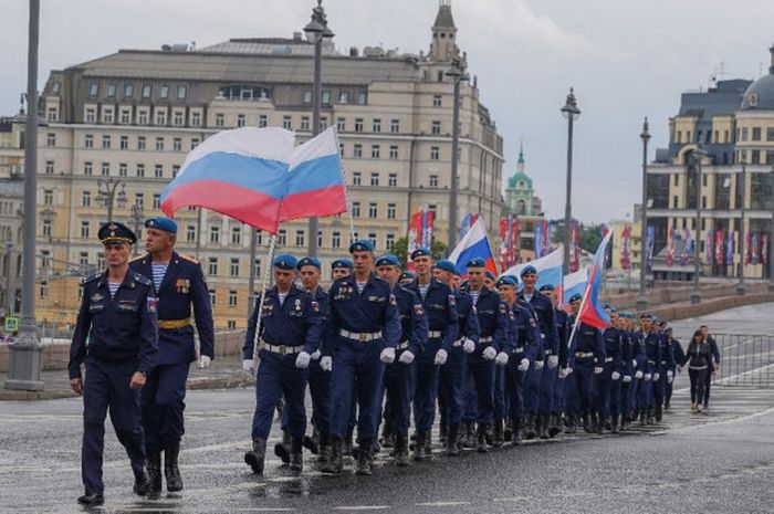 Barisan prajurit VDV (pasukan penerjun elite Rusia) berbaris menuju Red Square di pusat kota Moskow menjelang perayaan Russia Day pada 12 Juni 2018.