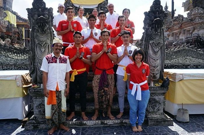Pemain Bali United yang beragama Hindu menyempatkan foto dipintu masuk Pura Payogan Agung, Kutai, Tenggarong, Kalimantan Timur, Rabu (10/5/2017) pagi.