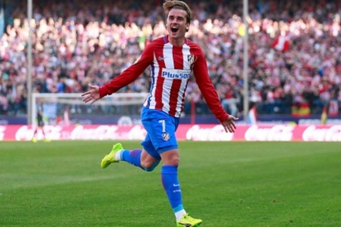 Striker Atletico Madrid, Antoine Griezmann, merayakan golnya ke gawang Sevilla dalam laga La Liga di Vicente Calderon, Madrid, Spanyol pada 19 Maret 2017.