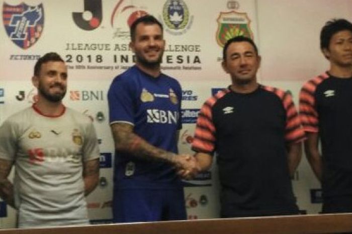 Gelandang Bhayangkara FC, Paulo Sergio, bersama pelatih Simon Mcmenemy dan pelatih FC Tokyo, Kenta Hashegawa, dan bek Yuichi Maruyama berpose seusai sesi jumpa pers pralaga kedua tim di Stadion Utama Gelora Bung Karno (SUBGK), Senayan, Jakarta, Jumat (26/1/2018).