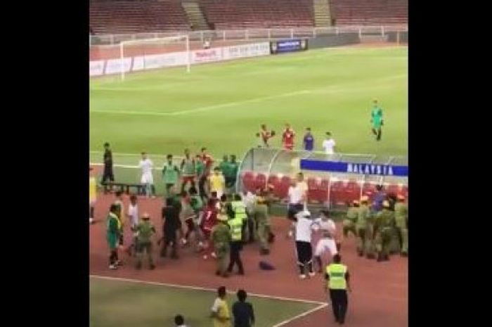  Para pemain timnas U-23 Malaysia terlibat kerusuhan dengan pemain UEA di Stadion Shah Alam, Jumat (10/8/2018). 