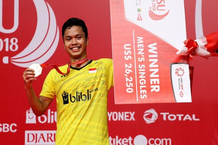 Pebulu tangkis tunggal putra Indonesia, Anthony Sinisuka Ginting, berpose dengan medali yang didapatnya sebagai juara pada Indonesia Masters 2018 di Istora Senayan, Jakarta, Minggu (28/1/2018).