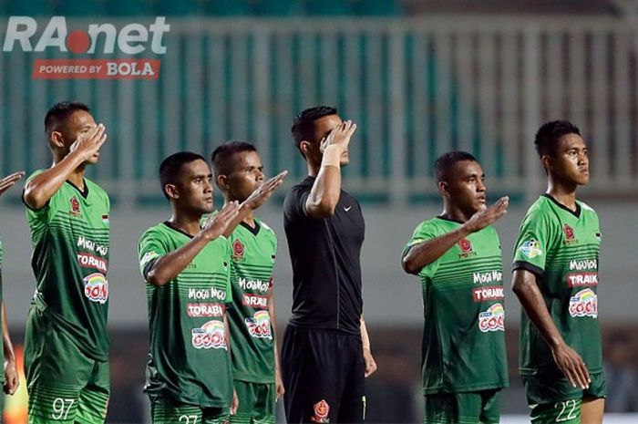 Pemain PS TNI memberikan penghormatan khas kepada penonton sebelum dimulainya laga lanjutan Liga 1 melawan PSM Makassar di Stadion Pakansari Cibinong, Senin (15/5/2017).