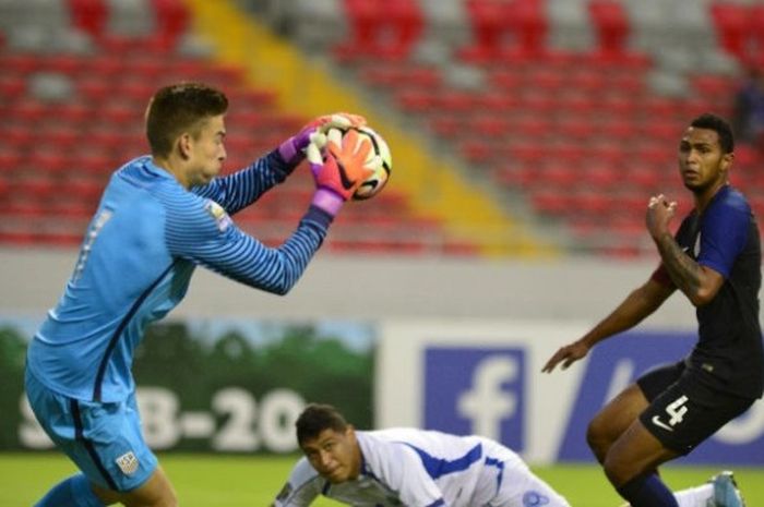 Kiper Amerika Serikat U-20, Jonathan Klinsmann (kiri), saat bertanding di babak kualifikasi Piala Concacaf U-20 di San Jose, Maret 2017.