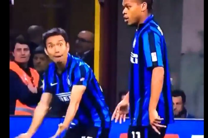 Pemain Inter Milan, Jonathan Biabiany (kanan), mengabaikan rekan setimnya, Yuto Nagatomo, yang meminta bola.